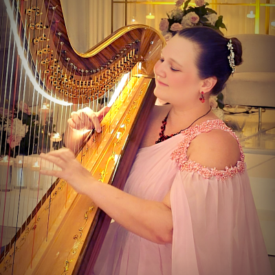 Chanah Ambuter harpist